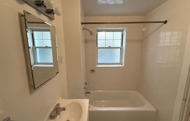 Studio, 1 bath, 295 sqft, $1,220, Unit Old King Edward 231