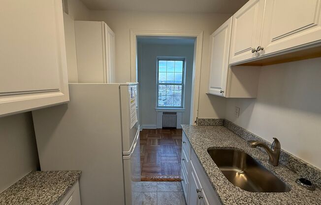 Studio, 1 bath, 413 sqft, $1,425, Unit Royal York 415