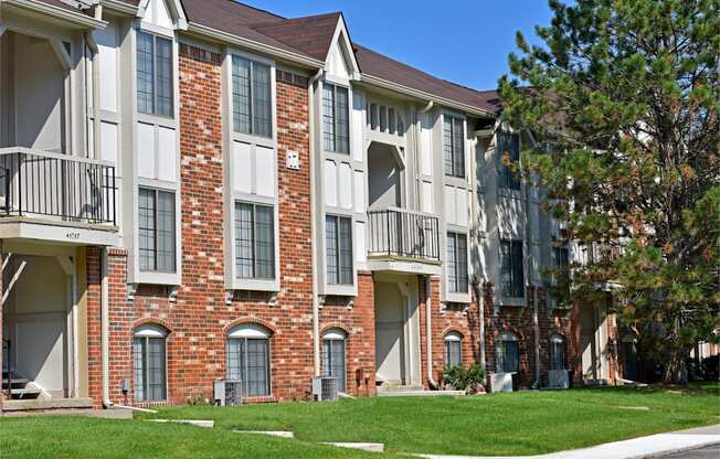 Maintained Lawns at The Springs Apartment Homes, 48377