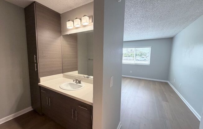 1 bed, 1 bath, 750 sqft, $2,585, Unit A004