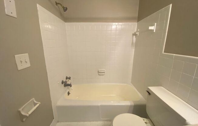 1 bed, 1 bath, 640 sqft, $995, Unit A11