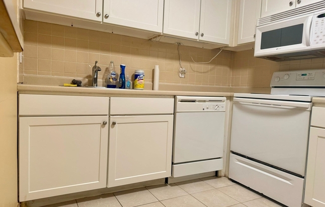 2 beds, 1 bath, 1,020 sqft, $2,300, Unit E112