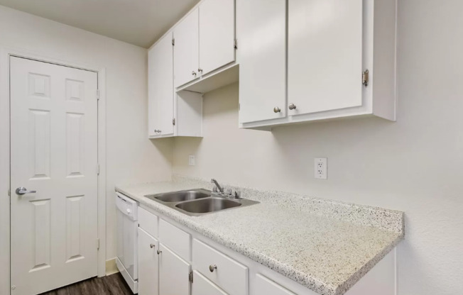 2 beds, 1 bath, 1,015 sqft, $1,795, Unit 052