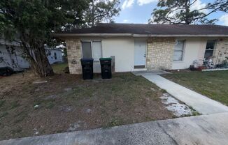 Cozy 2 Bed 2 Bath hlaf Duplex