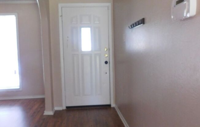 3 beds, 2 baths, $1,295