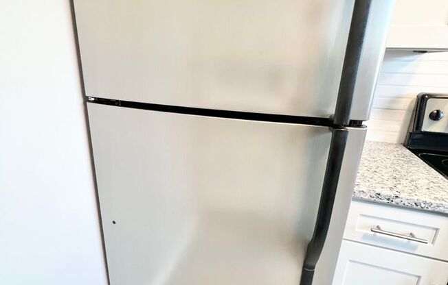 2 beds, 1 bath, $1,515, Unit 451 Frizzell Avenue Unit D R