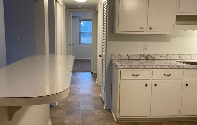2 beds, 1 bath, 925 sqft, $1,095, Unit 42