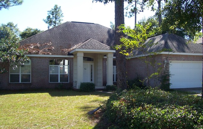 4 bedroom in Rocky Bayou with a pool!