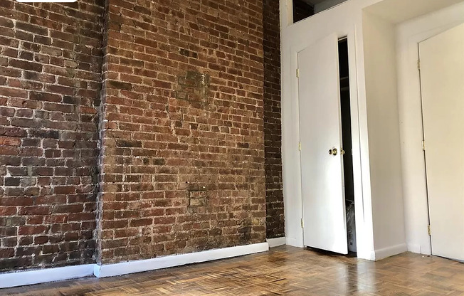 304 W 21 ST