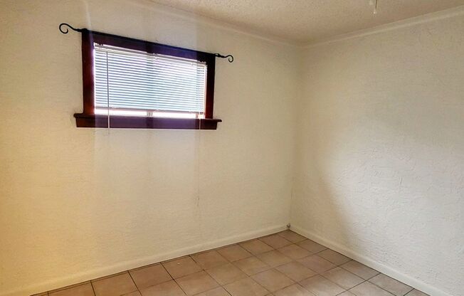 CUTE TEMPE HOME ON NO OUTLET STREET!!