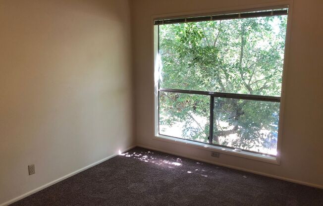 2 beds, 1 bath, $1,075, Unit 09