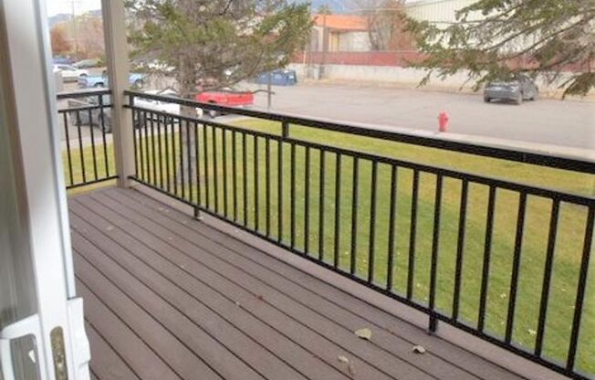 Centrally Located Second Floor 2b w/ Private Deck! Close to MSU & Downtown