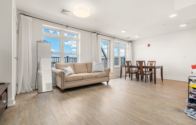 2 beds, 2 baths, 916 sqft, $3,900, Unit P3