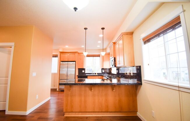 Beautiful Condo In the Heart of Beaverton! Garage included! Washer and Dryer in the home!