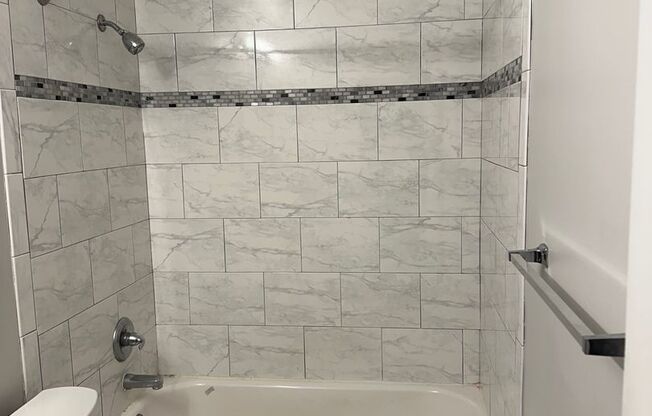 2 beds, 1 bath, 840 sqft, $1,495, Unit 201 (R)