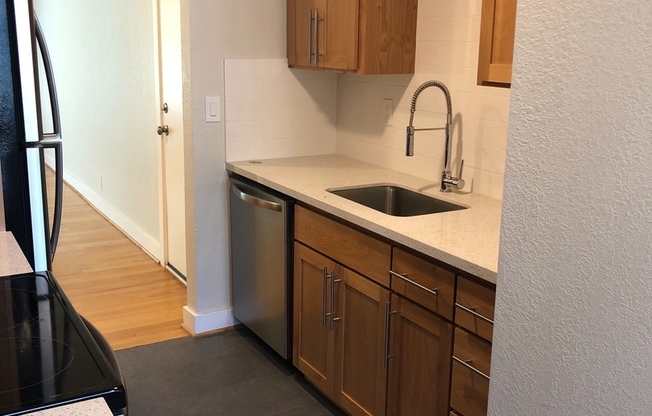 Clinton Abernathy Gorgeous Remodel 1br Hardwoods-Quartz Counters, Stainless Steel Appliances-Micro Quartz DW Subway Tile Kitchen-bath WD Pet friendly Parking Bike storage Easy Communting Bus and Bike