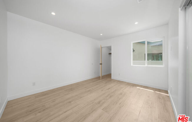 6837 YOLANDA AVE