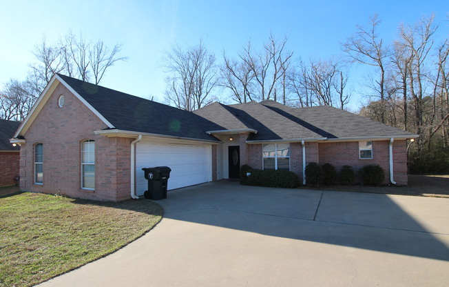 Stunning 3 Bedroom in Vineyard Estates! Available Now!