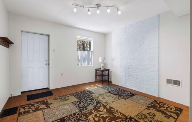 506 E N AVE