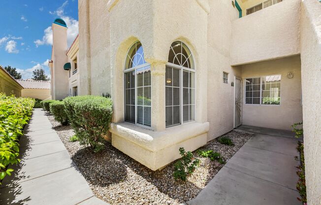 Downstairs 2 bedroom condo in Green Valley