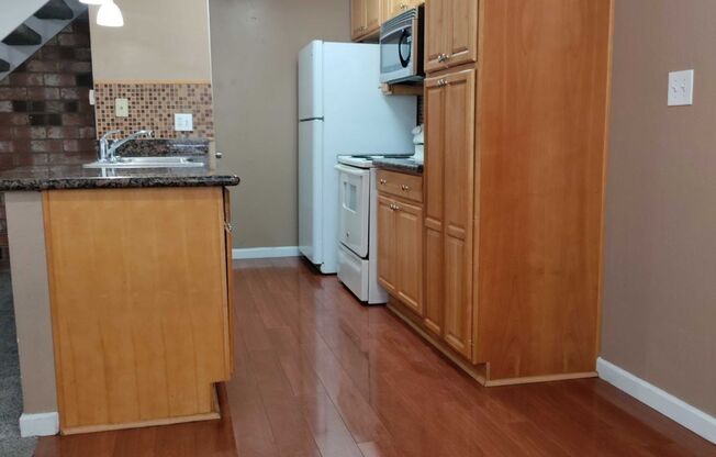 2 beds, 1 bath, 840 sqft, $1,650