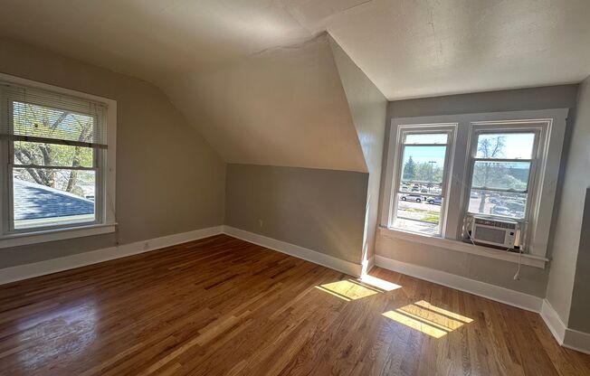 3 beds, 1 bath, 1,368 sqft, $1,695, Unit 1916 N Weber St - Unit B