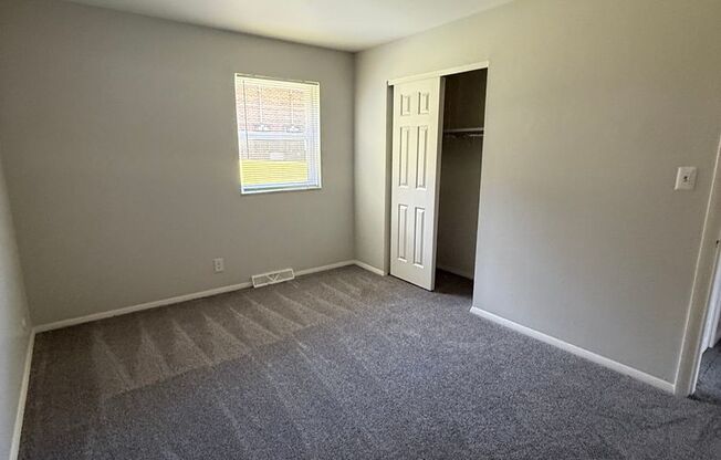 2 beds, 1 bath, 908 sqft, $835, Unit 5011 Fairmont