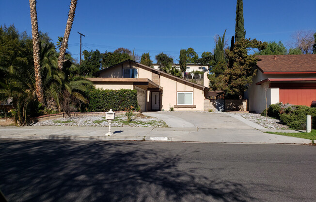 4 Bedroom 3 Bathroom Home in Canyon Crest!!