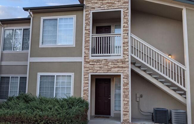 AWESOME 2-BEDROOM CONDO INCL. GARAGE, SWIMMING POOL, WASHER & DRYER!