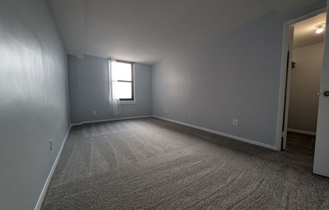 2 beds, 1 bath, $2,200, Unit 622