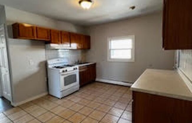 3 beds, 1 bath, 900 sqft, $1,600, Unit 2S