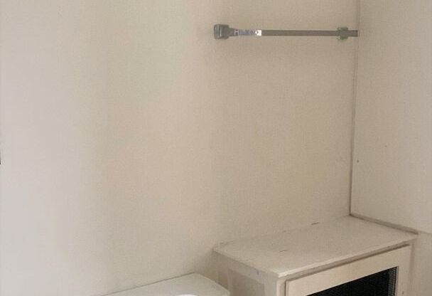 1 bed, 1 bath, 375 sqft, $775, Unit 1018