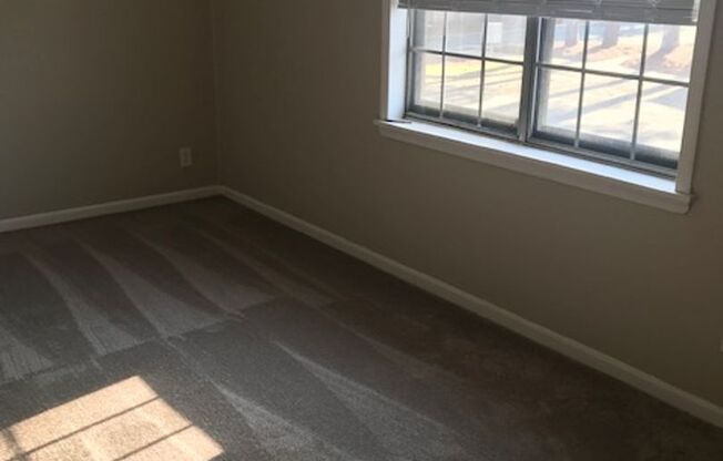 Available 1 Bedroom Apartment