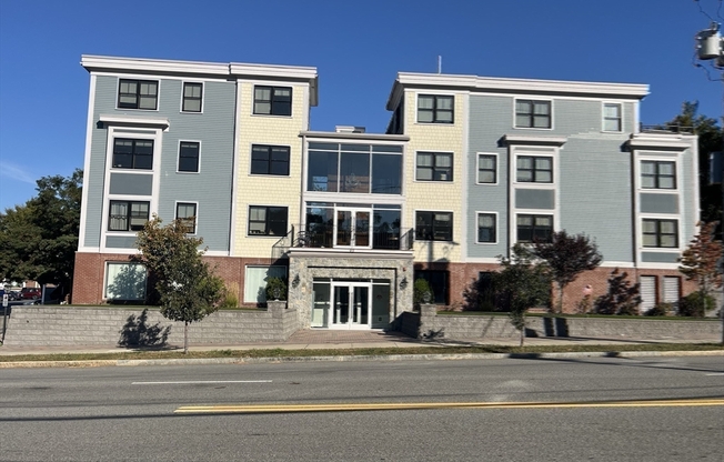 3 beds, 2.5 baths, 1,876 sqft, $4,250, Unit 13
