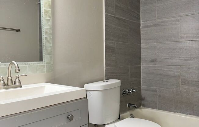 2 beds, 1 bath, 900 sqft, $1,175, Unit "B"