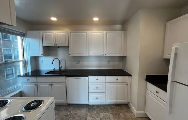 1 bed, 1 bath, 572 sqft, $1,510, Unit Old King Edward 66