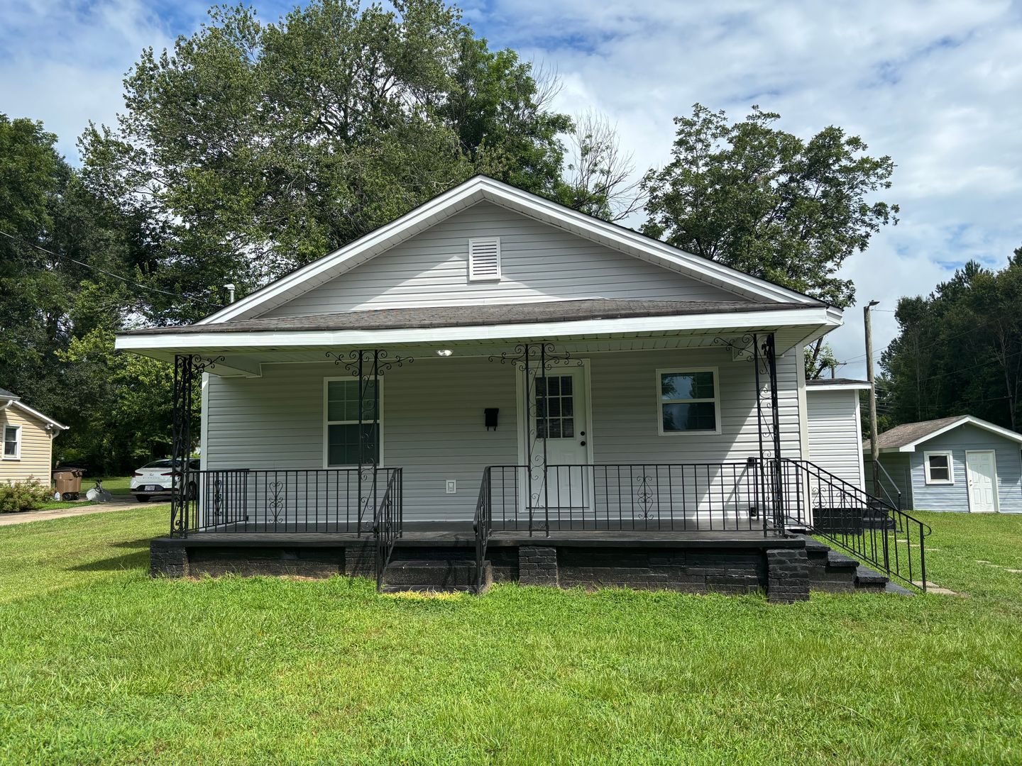 Fully renovated 3 bedroom 2 bathroom house!   Lawn Care Included