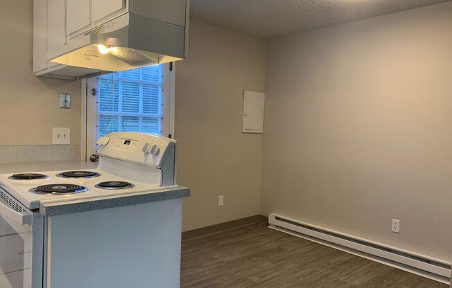 2 beds, 1.5 baths, 925 sqft, $1,698, Unit 4