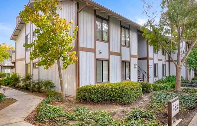 Cozy 2 Bedroom Ground Level Condo In The Highly Desirable New Park Village Community in Newark