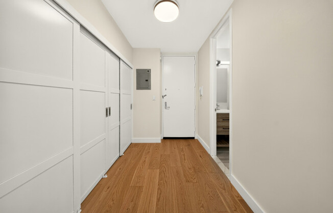 1 bed, 2.5 baths, 740 sqft, $5,800, Unit 4H
