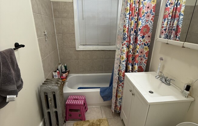 2 beds, 1 bath, $3,600, Unit 32