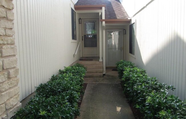 Nice 2/2 townhouse with convenient location near the Arboretum!