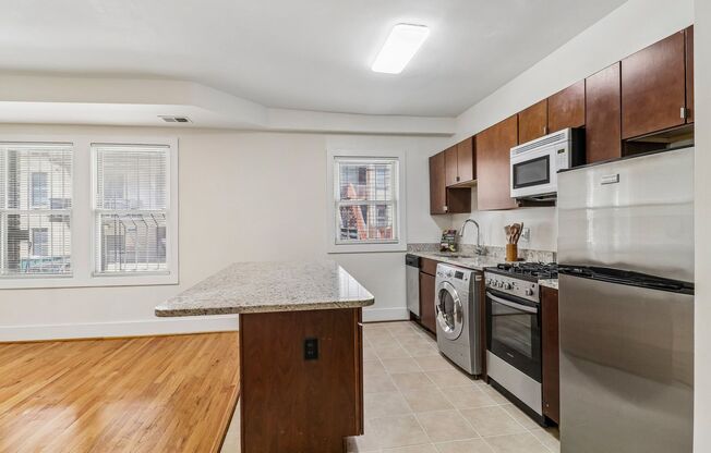 Studio, 1 bath, 450 sqft, $1,792, Unit 811-B7