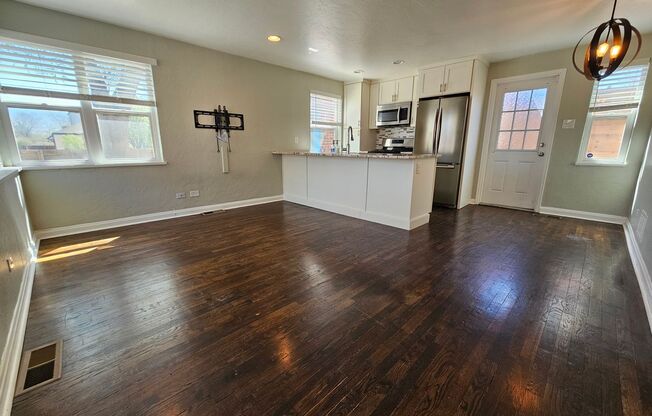 Heart of the City 1949 Charmer 2 Bed 1 Bath w/ Perks!