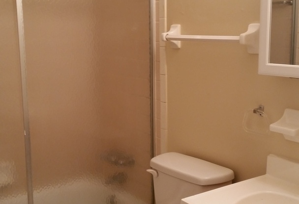 1 bed, 1 bath, 750 sqft, $875, Unit 860