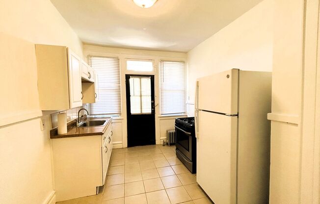 1 bed, 1 bath, $1,900, Unit B5