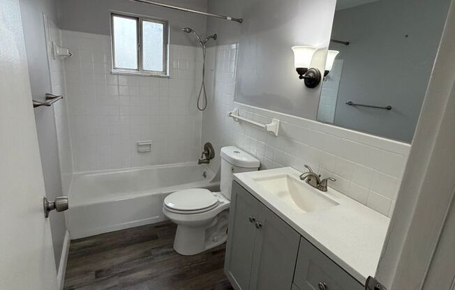 2 beds, 1 bath, 850 sqft, $1,300, Unit 8472-5