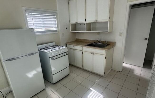 Studio, 1 bath, 350 sqft, $2,000, Unit 7