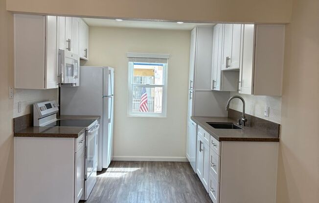 *OPEN HOUSE: 11/9 1:45-2:45PM* 2BR in Pacific Beach with Garage!