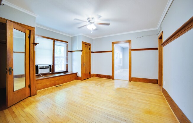 2 beds, 1 bath, $1,300, Unit Unit 5